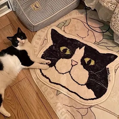 Tapete irregular com padrão de cabeça de gato fofo